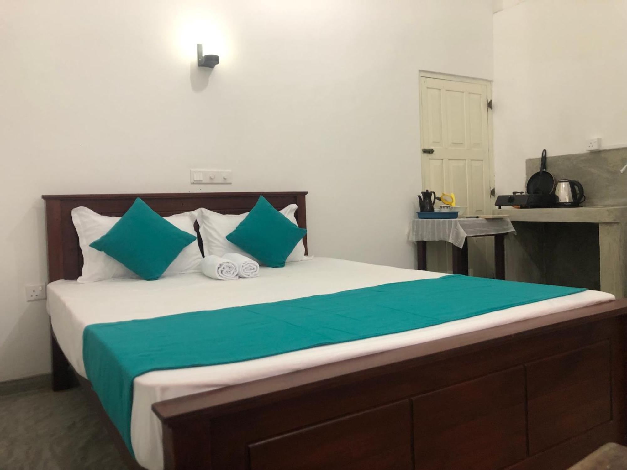 Waves Hotell Hikkaduwa Eksteriør bilde