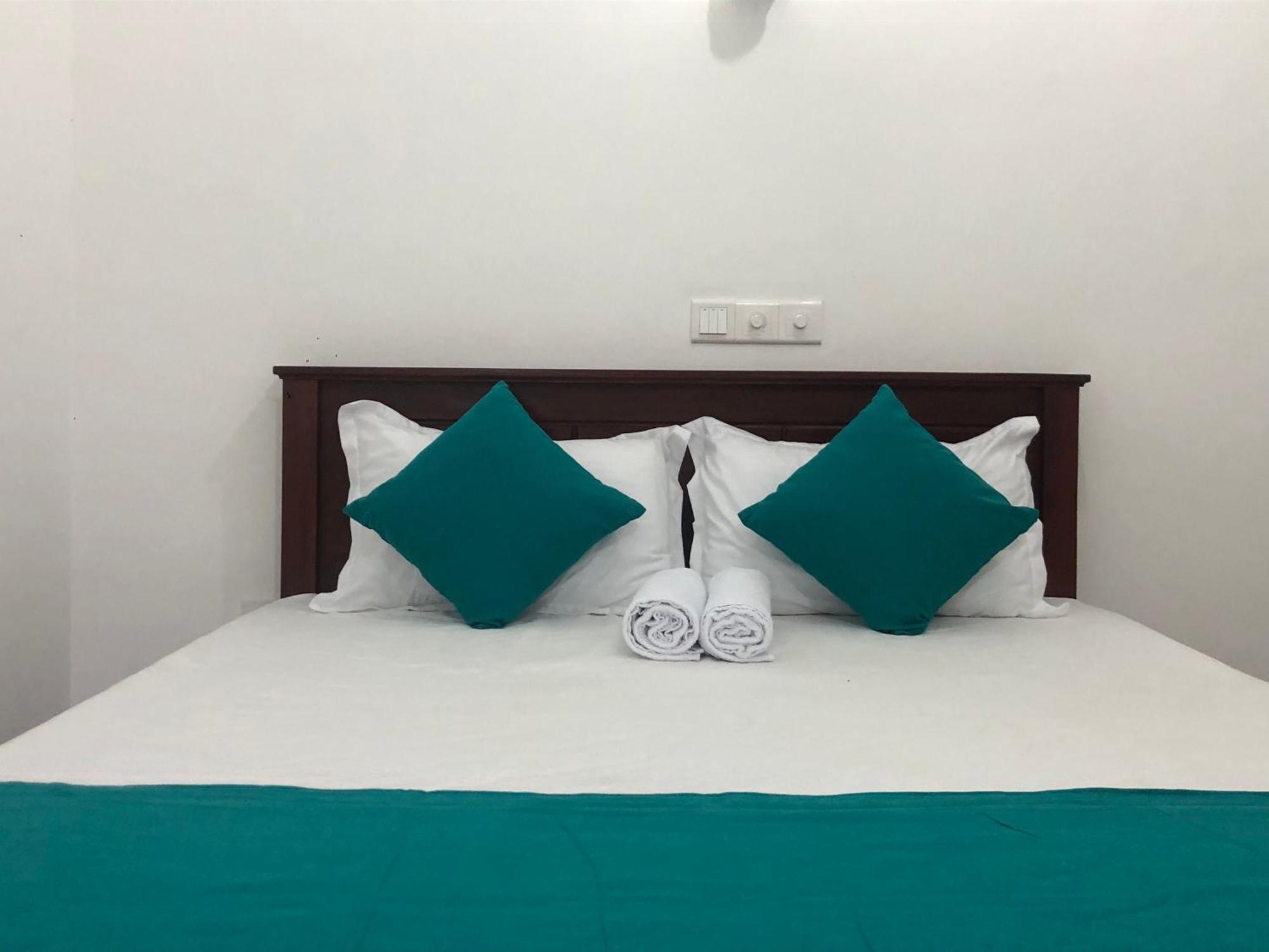 Waves Hotell Hikkaduwa Eksteriør bilde