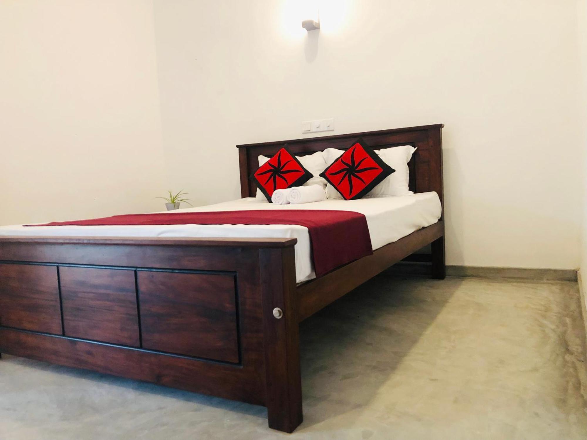 Waves Hotell Hikkaduwa Eksteriør bilde